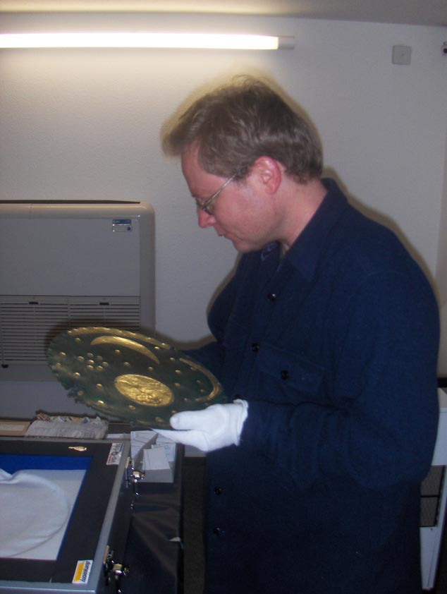 Anlässlich der Arbeit im Landesmuseum für Vorgeschichte in Halle/S. (2007 – 2010) für die Sonderausstellung „Elefantenreich – Eine Fossilwelt in Europa“ konnte ich ach das Original der Himmelsscheibe von Nebra (Frühbronzezeit) in die Hände nehmen.