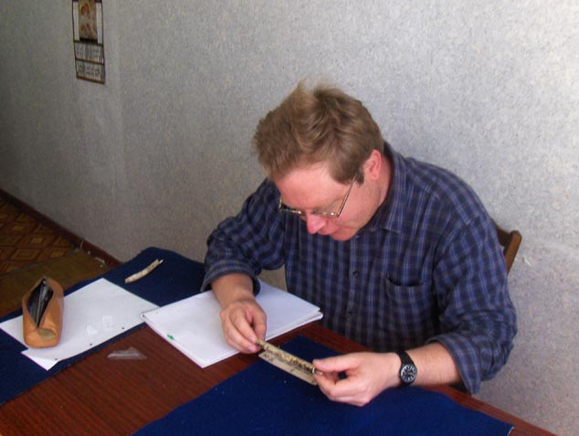 Untersuchung von jungpaläolithischen Kleinkunstobjekten anlässlich meiner Forschungsreise nach Moldawien im Mai 2008.