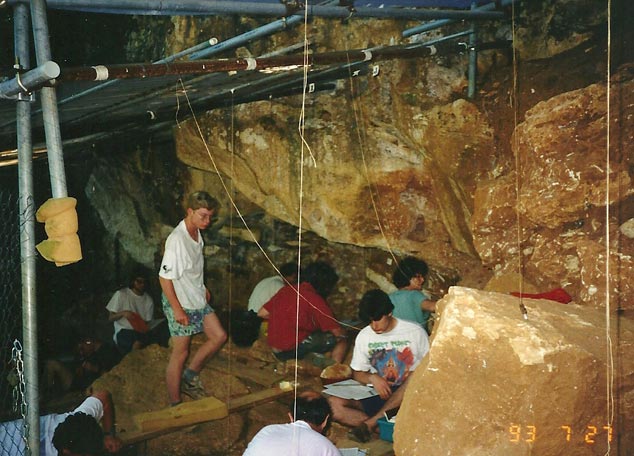 Ausgrabung des Abri du Callan (Gravettien) im Département Lot-et-Garonne (Südwestfrankreich) in den Sommerferien 1993.